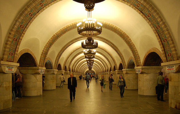 У метро Києва виявили підозрілий предмет, пересадку між станціями «Золоті ворота» і «Театральна» зачинено