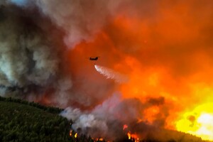 Лесные пожары в Греции: Пелопоннес и Эвия в огне, Древняя Олимпия окружена пожаром, людей эвакуируют