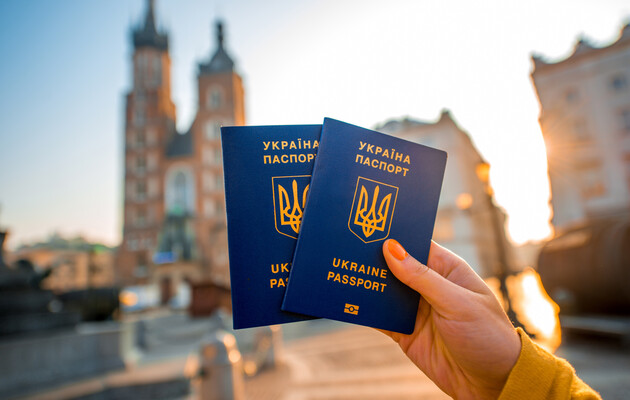 Україна не погодилася анулювати другі закордонні паспорти за рекомендацією ЄС – ЄП 