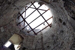 У Кам'янець-Подільському буревій зірвав дах з вежі відомої фортеці – фото 