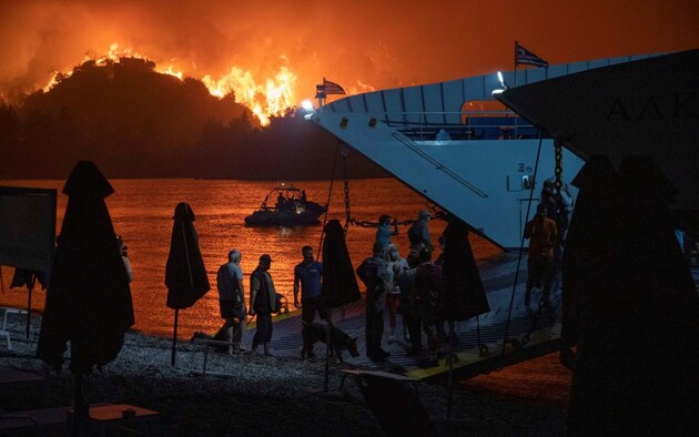 В Греции активно эвакуируют людей из-за бушующих пожаров — видео