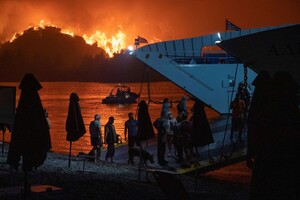 В Греции активно эвакуируют людей из-за бушующих пожаров — видео