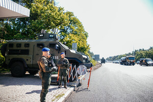 На въездах в Киев усилили охрану бронетехникой
