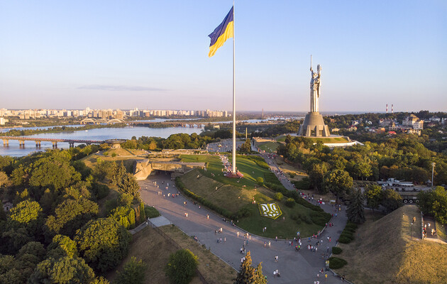 В Україні на найбільшому флагштоку встановлюють новий тризуб