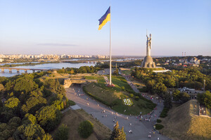 В Україні на найбільшому флагштоку встановлюють новий тризуб