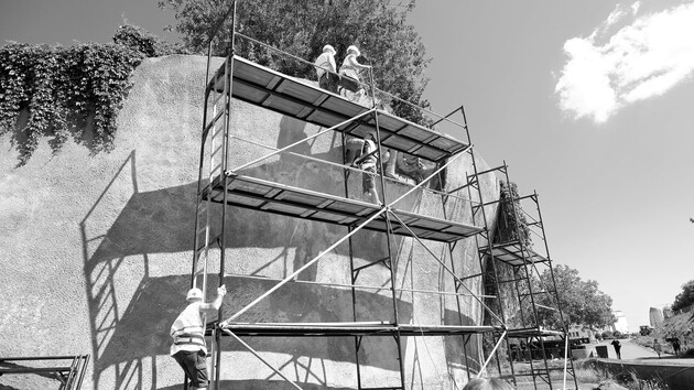 Біля Байкового кладовища відновлюють Стіну памʼяті: у 1980-х барельєфи на ній залили бетоном