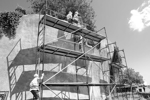Біля Байкового кладовища відновлюють Стіну памʼяті: у 1980-х барельєфи на ній залили бетоном