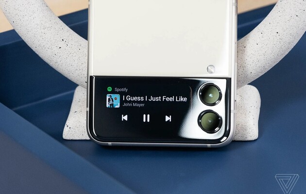 Внешний дисплей Galaxy Z Flip 3 стал в четыре раза больше