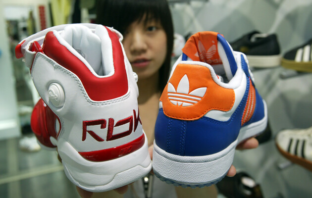 Adidas продає Reebok американській компанії: озвучено суму угоди 
