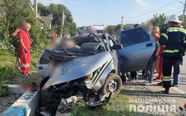 Автомобіль вилетів в кювет і врізався в бетонну огорожу