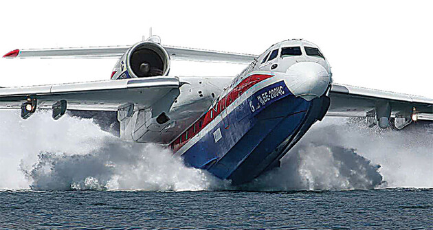 В Турции разбился арендованный у РФ пожарный самолет Бе-200: на борту было восемь человек