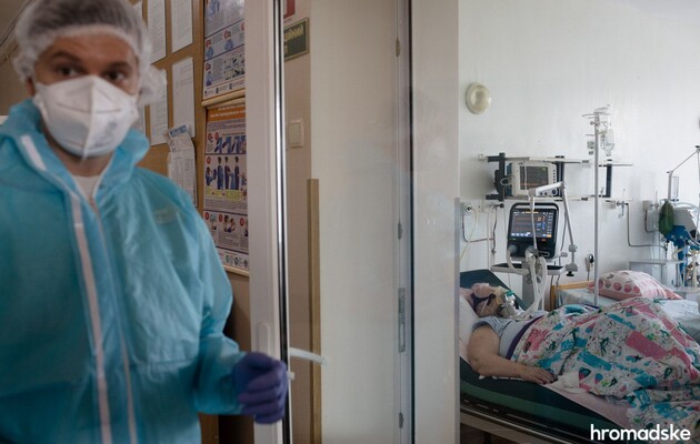 В Україні за добу виявлено майже 700 нових хворих на ковід