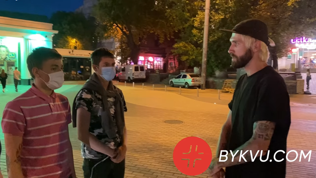 Напавших на журналиста под Офисом Президента нашел Нацкорпус — видео 