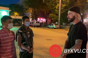 Нападників на журналіста під Офісом Президента знайшов Нацкорпус — відео