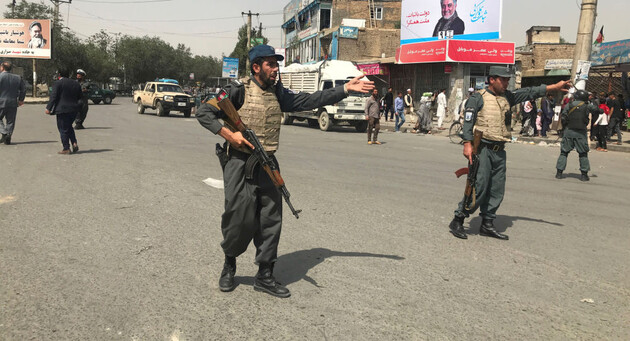 Люди їдуть з Кабула на тлі передачі влади «Талібану» — відео 