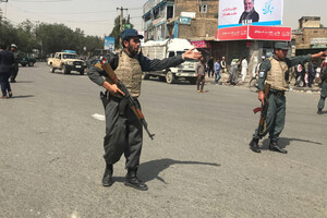 Люди їдуть з Кабула на тлі передачі влади «Талібану» — відео 