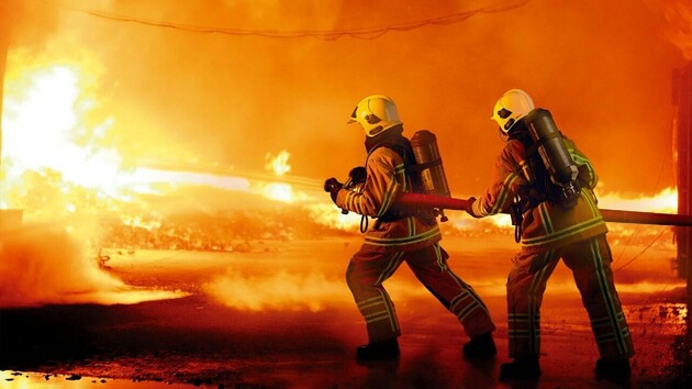 В Одеській області рятувальники ліквідували пожежу на складах, де зберігалося зерно 