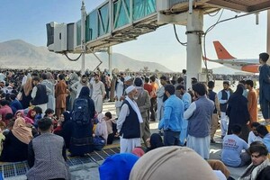 В аеропорту Кабула люди масово намагаються покинути територію Афганістану