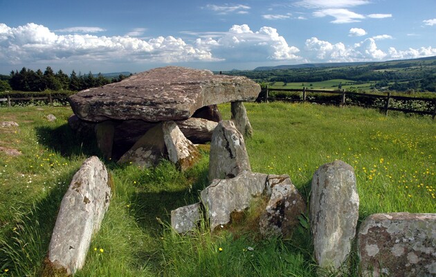 Камень Артура оказался связан с близлежащими курганами