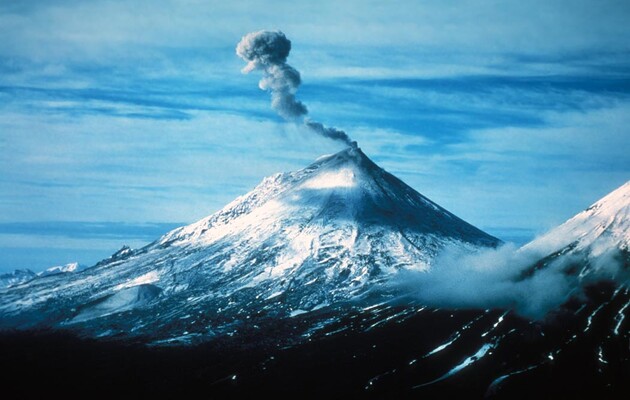 На Аляске одновременно извергаются три вулкана