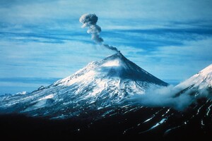 На Аляске одновременно извергаются три вулкана