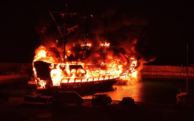 В турецкой Алании сгорели сразу четыре туристических корабля