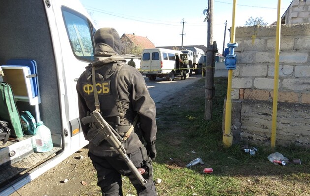 Российские силовики проводят массовые обыски в оккупированном Крыму, пятеро задержанных