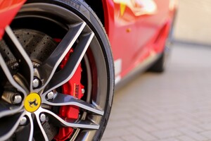 Ferrari за полтора миллиона уронили во время разгрузки владельцу — видео