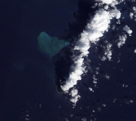 В результате извержения вулкана недалеко от Японии появился новый остров