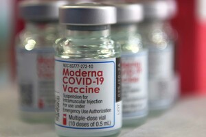 Великобритания разрешила использовать вакцину Moderna для защиты детей от 12 лет