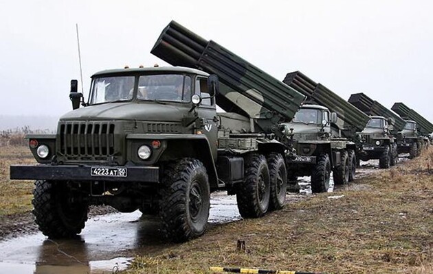 Бойовики в Донбасі тримають «Гради», «Гвоздики» й танк у порушення лінії відведення