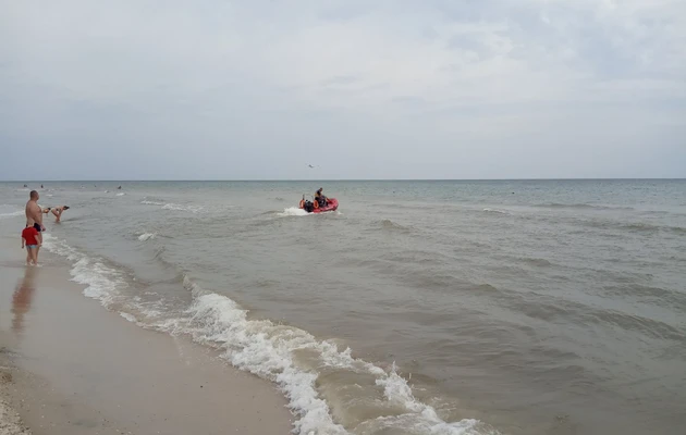 На Херсонщині  під час купання  на матраці батька з сином винесло у море: дитина загинула