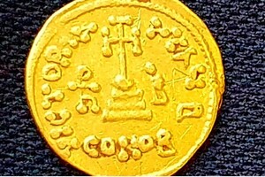 В Израиле археологи нашли золотую монету и посуду, которым около 1500 лет
