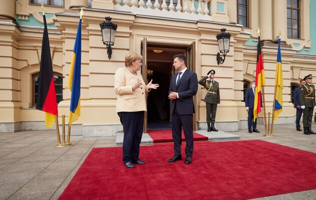 Зеленский наградил Меркель «Орденом Свободы»