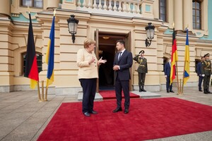 Зеленський нагородив Меркель «Орденом Свободи» 