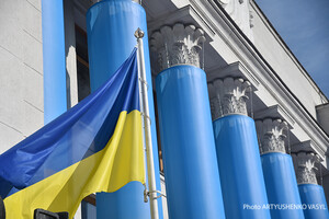 Перед Верховной Радой подняли Флаг Независимости Украины: фоторепортаж