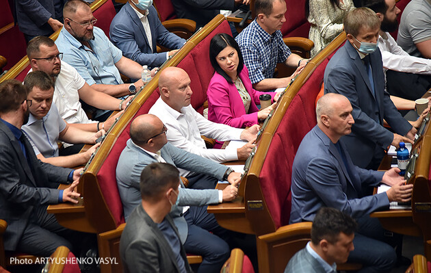 Рада собралась на внеочередную сессию из-за большого Государственного Герба Украины: онлайн