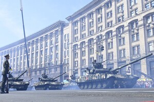 Танки, самолеты и собаки: фоторепортаж с военного парада в Киеве 
