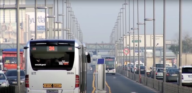 Для вироблення енергії турбіни використовують потік машин, що проїжджають повз, і сонячне світло