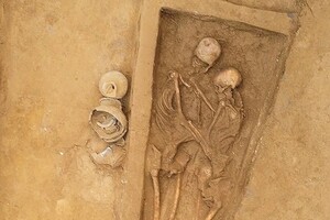 В Китае нашли захоронение возлюбленных, которые лежат в объятиях более 1500 лет