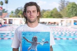Американец с обложки альбома Nevermind подал иск против группы Nirvana за распространение детской порнографии