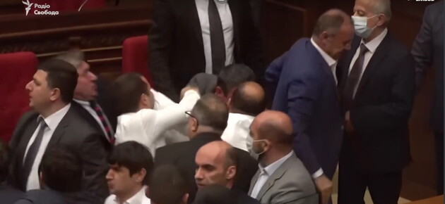 Армянские депутаты подрались и бросались бутылками во время обсуждения программы правительства: видео