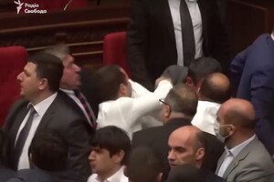 Армянские депутаты подрались и бросались бутылками во время обсуждения программы правительства: видео