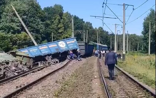 Грузовые вагоны сошли с рельсов в Львовской области