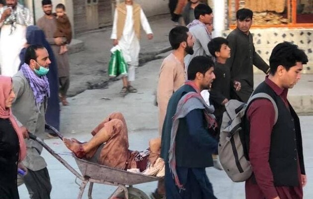 Возле аэропорта Кабула прогремел взрыв, СМИ сообщают о погибших и раненных (видео)