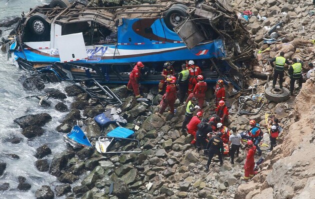 Более 15 человек погибли в Перуанских Андах в результате падения автобуса в пропасть