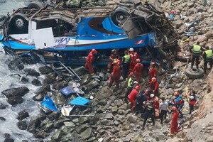 Понад 15 людей загинули в Перуанських Андах в результаті падіння автобуса в прірву 