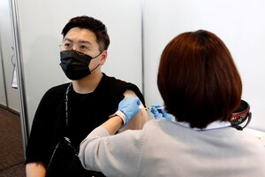 В Японии после принятия вакцины Moderna умерло два человека: комментарий ZN.UA по ситуации в Украине