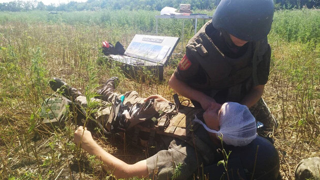 Окупанти Донбасу важко поранили українського військового