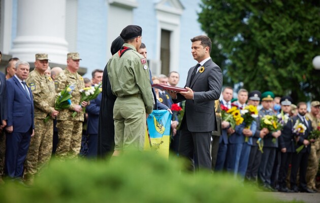 Зеленский присвоил звание Героя Украины двум погибшим в 2014 году защитникам – фото 